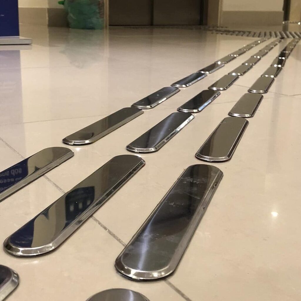 Elemento tátil em inox direcional