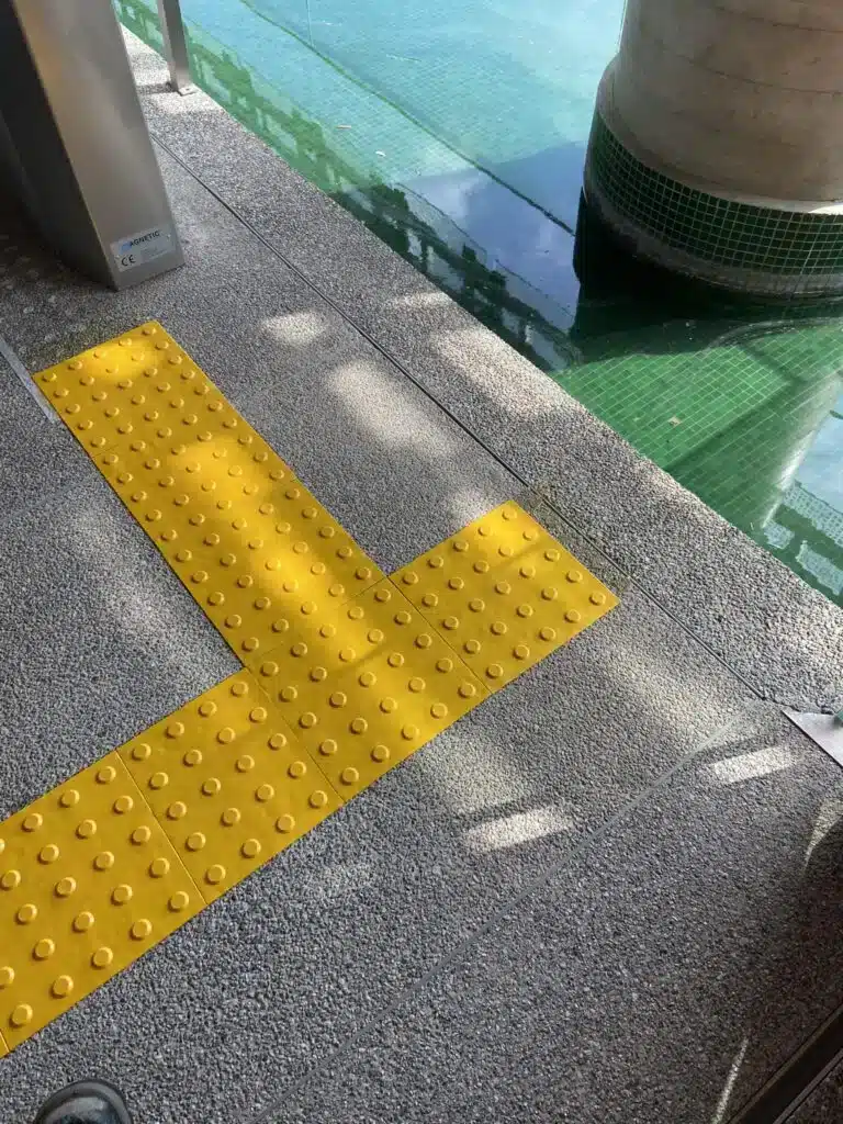 Imagem de piso tátil para cegos.