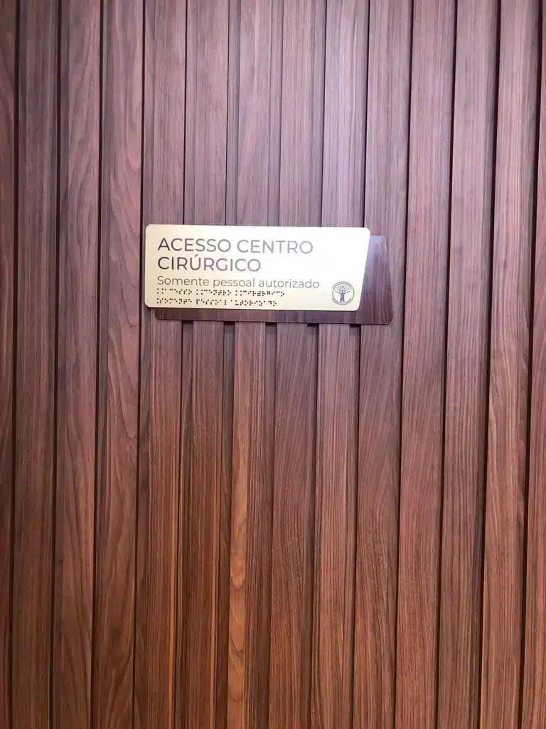 Placa em braile de acabamento de madeira