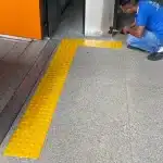 Como instalar piso tátil em diferentes superfícies