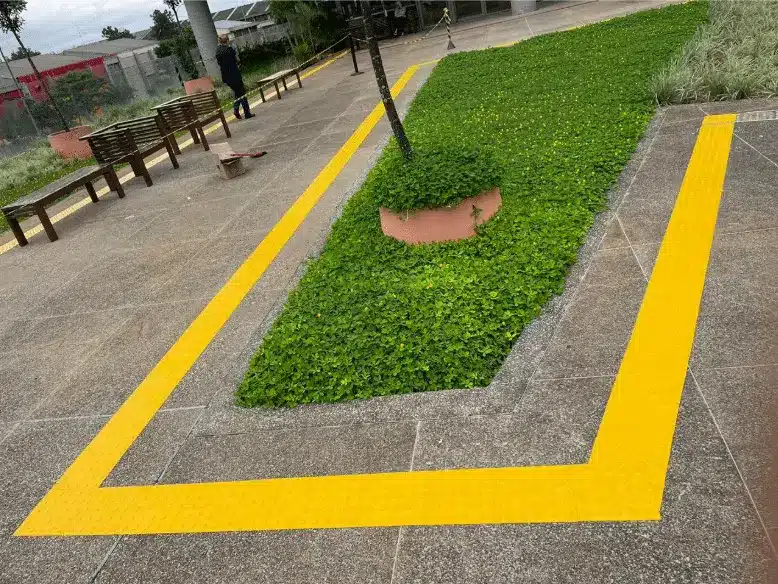 Uma instalação de piso tátil.