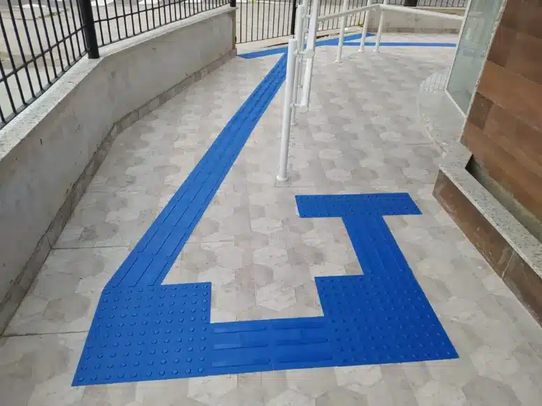 Um piso tátil instalado conforme as normas da NBR 9050