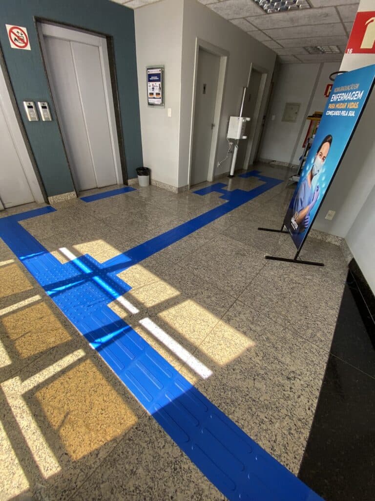 piso tátil alerta e direcional em espaço comercial
